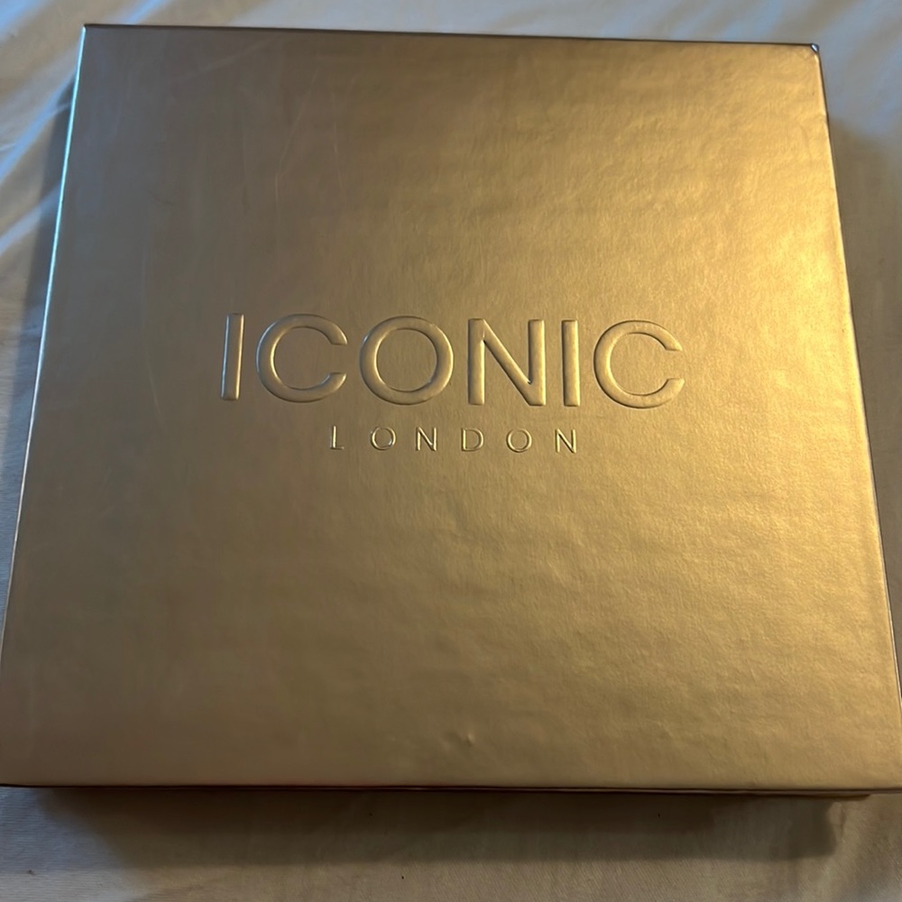 Iconic London day to slay eyeshadow palette